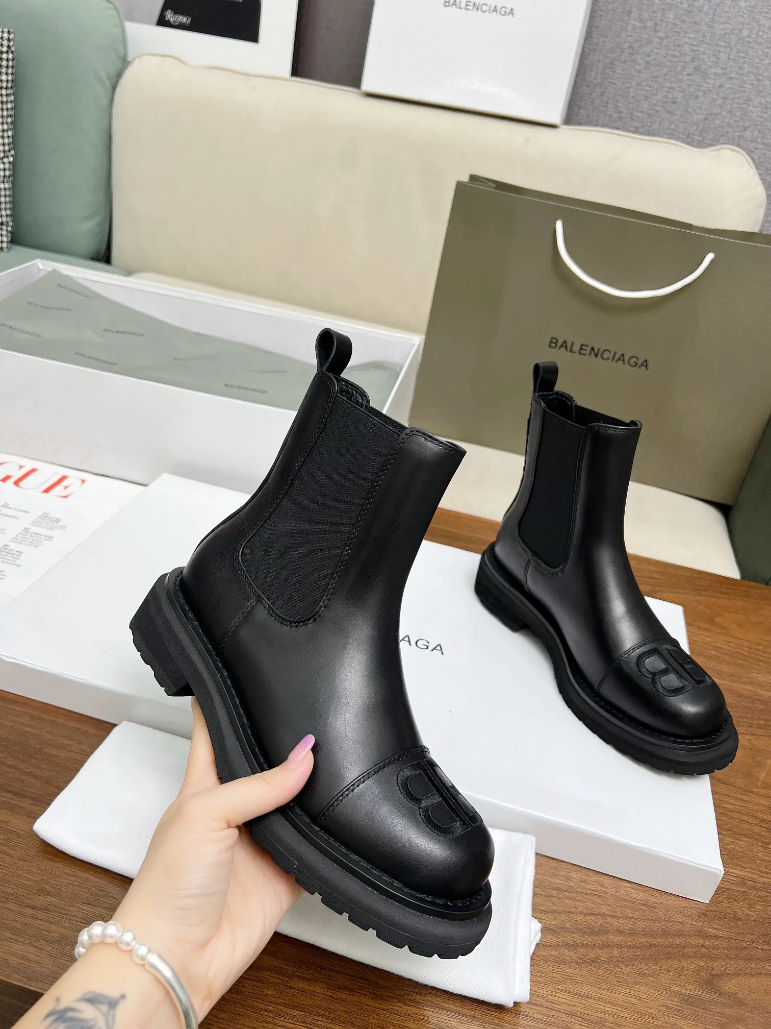 👟👟Ex-factory price 560👟👟 🍓 2024 Autumn and Winter BALENCIAGA/Balenciaga Popular Recommendation [Proud] This shoe is very 🔥popular this year, independent style➕impeccable detail workmanship everywhere. 🆚Fabric: First-layer cowhide. Inner sheepskin size 35-40, 41 can be customized.